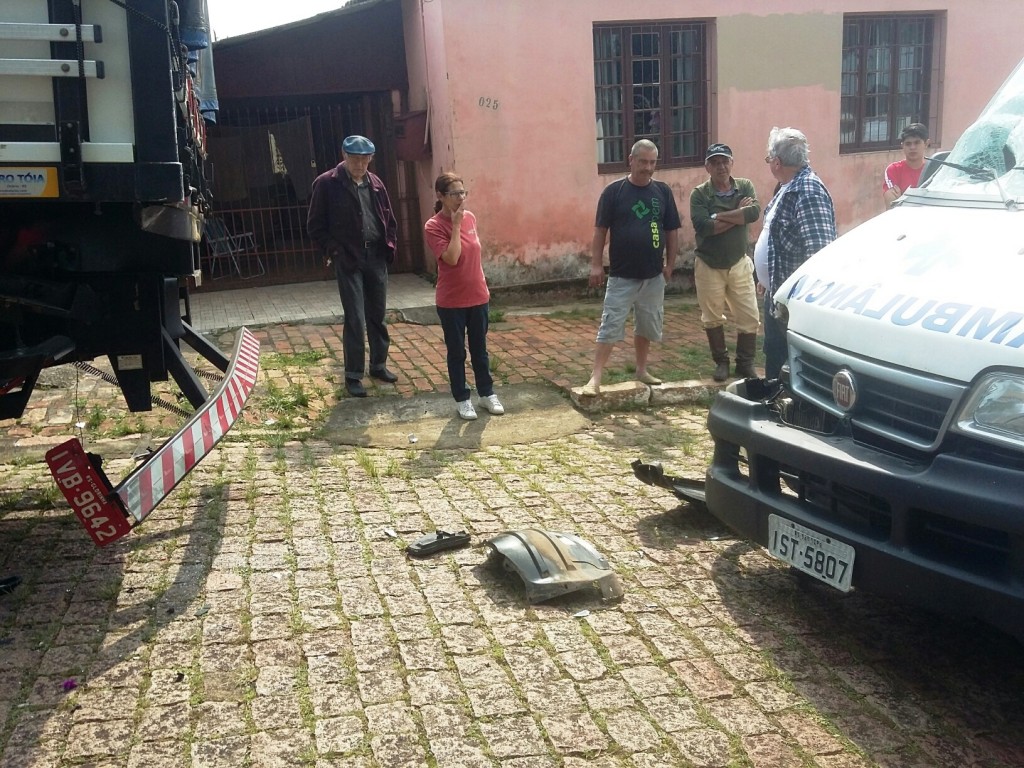 acidente ambulancia e caminhao hospital (5)