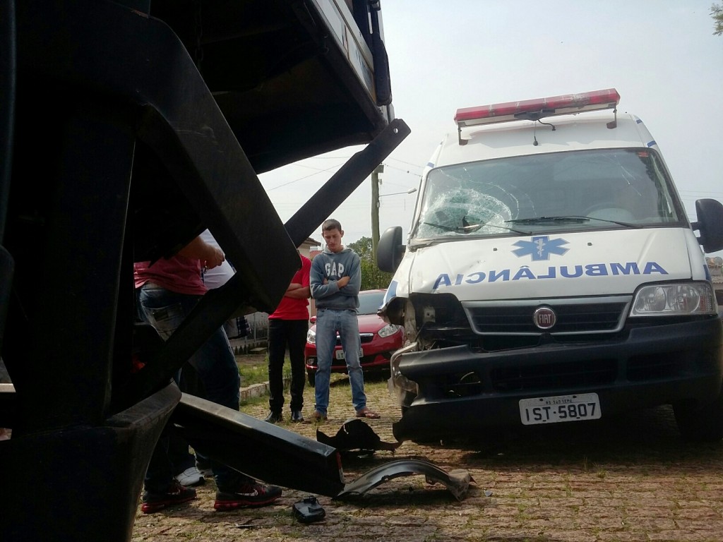acidente ambulancia e caminhao hospital (8)