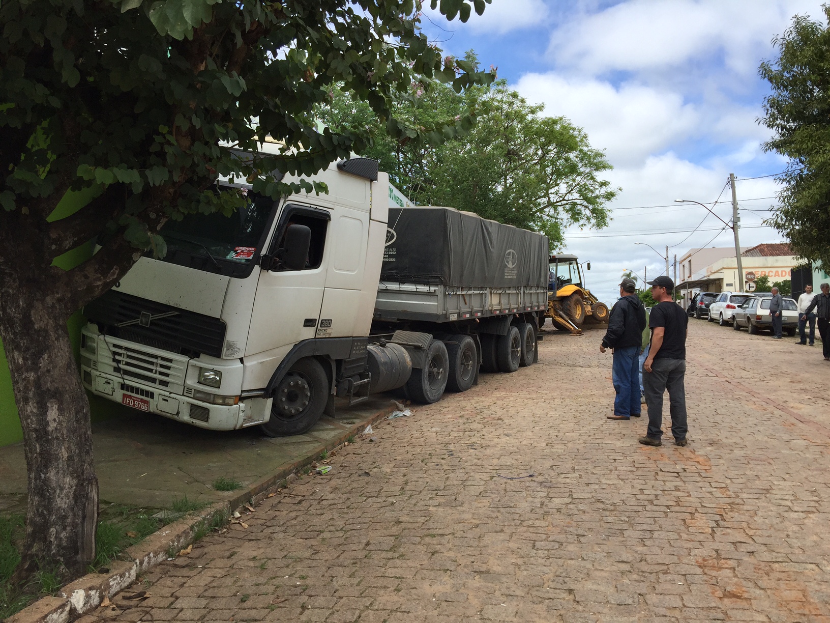 Caminhão desgovernado atinge parede de empresa no centro de São Sepé
