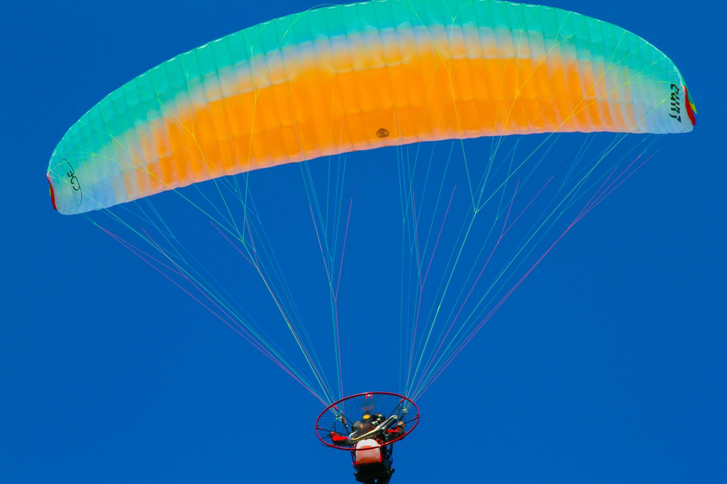 Colorido no céu: depois do paramotor, São Sepé teve salto de paraquedas