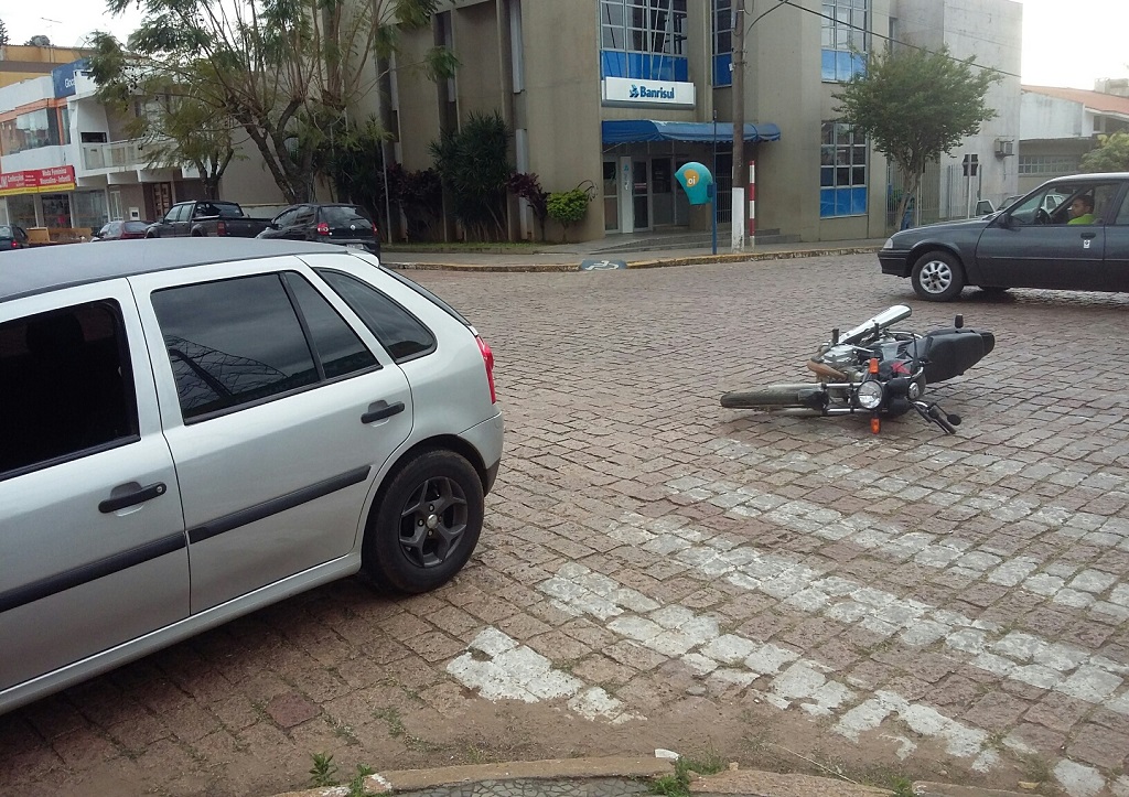 Colisão entre carro e moto no centro de São Sepé deixa uma pessoa ferida