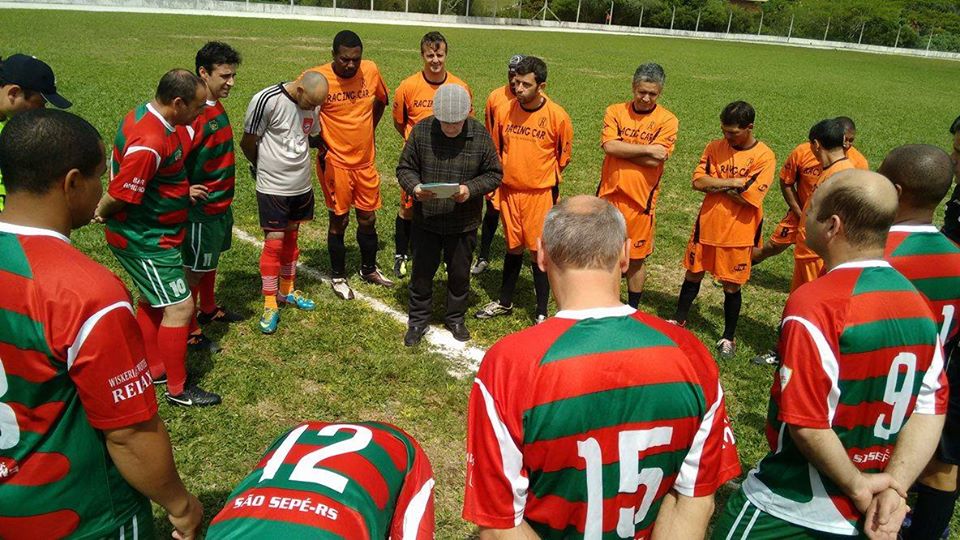 Campeonato Veterano de Futebol de Campo começa com homenagem e muitos gols