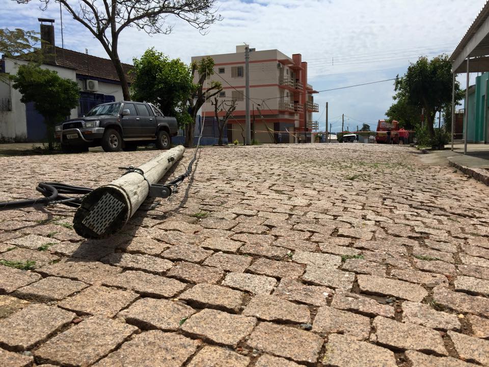 Caminhão arranca fios e derruba poste em bairro de São Sepé