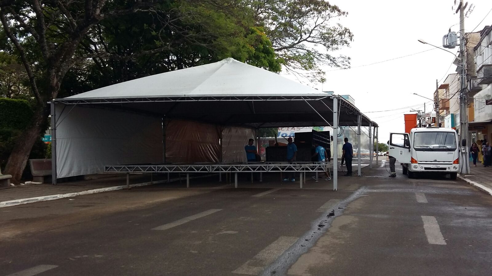 Montagem Feira do Livro