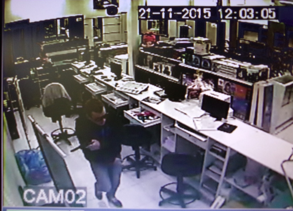 Dupla armada rende quatro funcionários durante assalto na loja Lebes