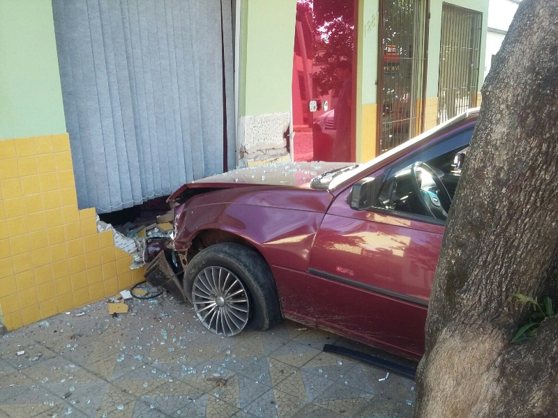Motorista sem habilitação perde controle de veículo no centro de São Sepé