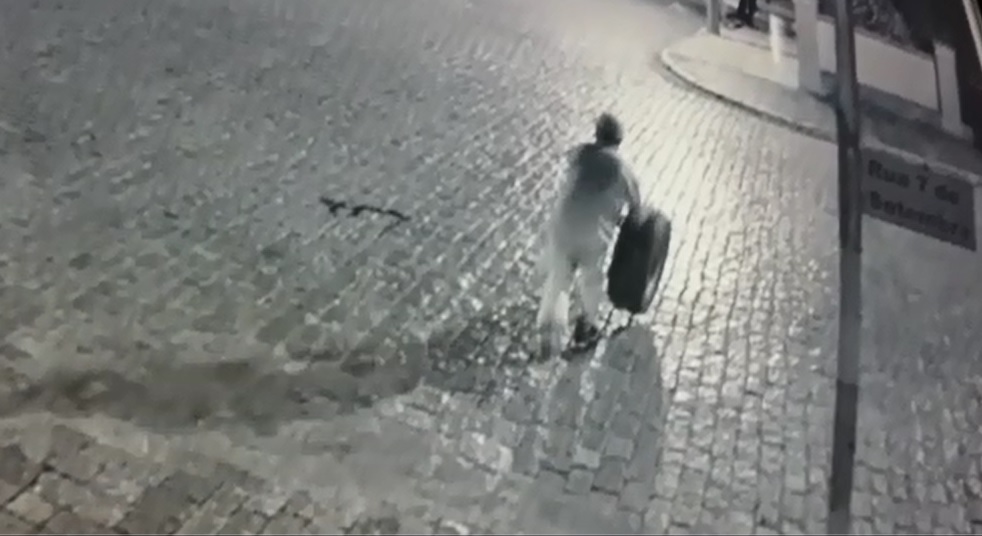 VÍDEO: câmeras flagram homem furtando pneu de caminhonete no centro de São Sepé