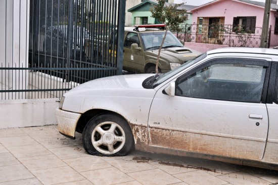 Carro sobe em calçada em acidente em bairro de São Sepé