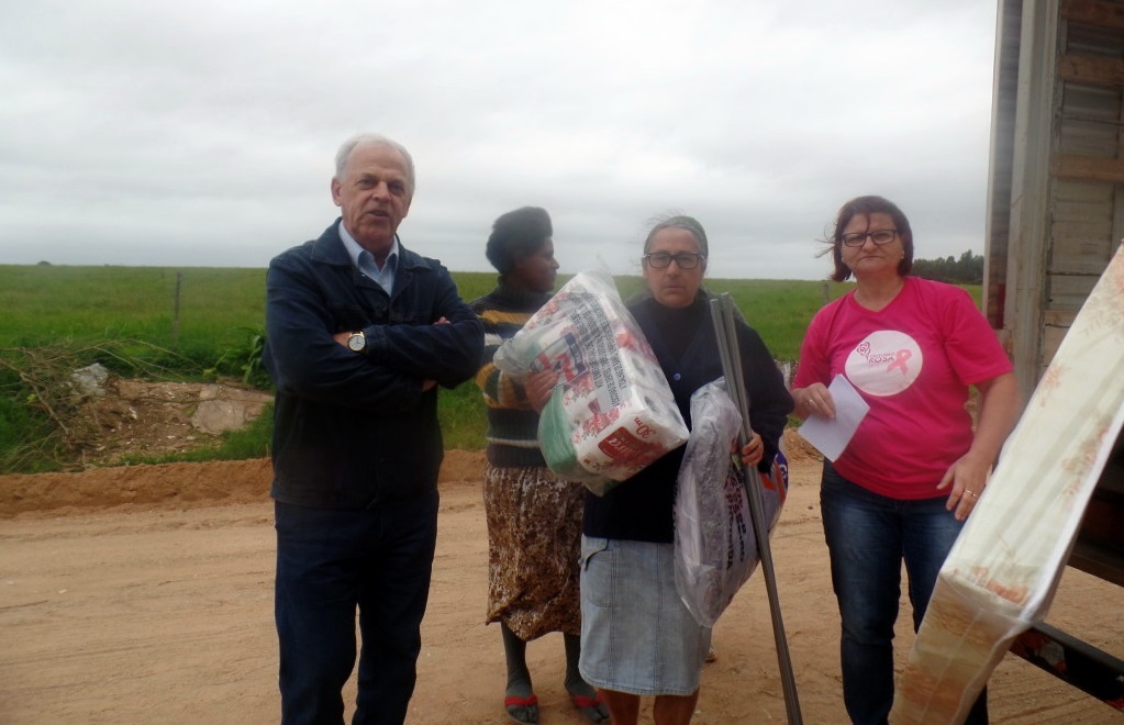 Moradores atingidos pelo temporal em Formigueiro recebem kits da Defesa Civil