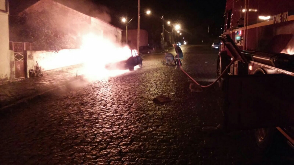 Incêndio consome veículo no centro de São Sepé