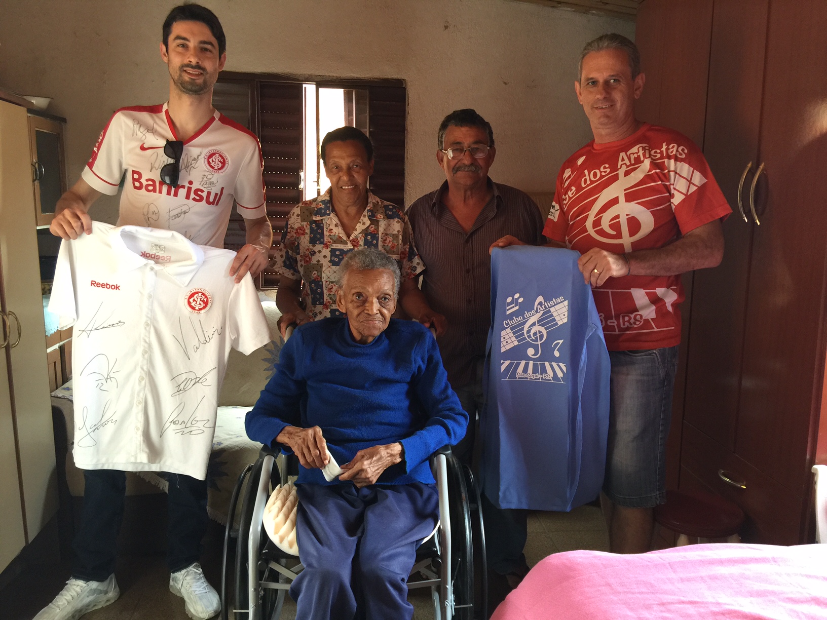 Solidariedade: iniciativa proposta em rede social consegue doação de cadeiras de rodas para idosos