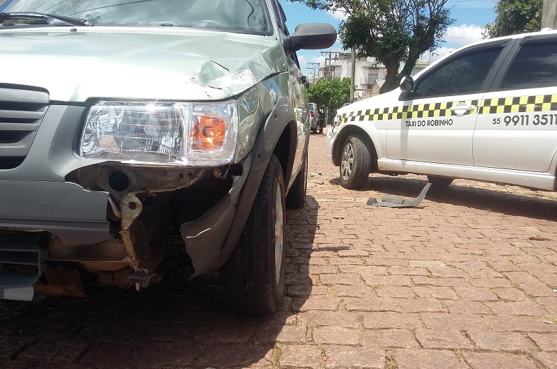 Motorista anda na contramão e Uno colide em táxi no centro de São Sepé