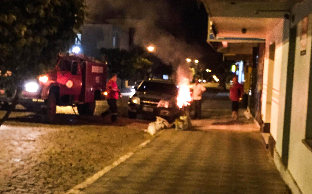 Vídeo: incêndio em lixeira por pouco não atinge veículo, no centro de São Sepé