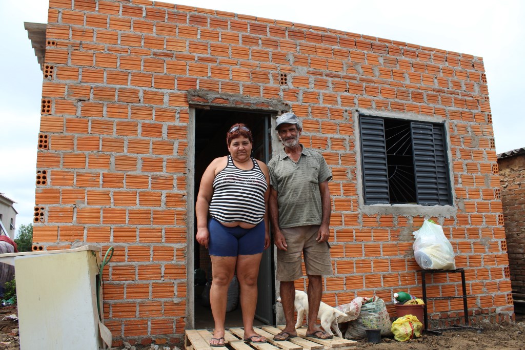 Família de São Sepé que vivia em situação precária ganha novo lar