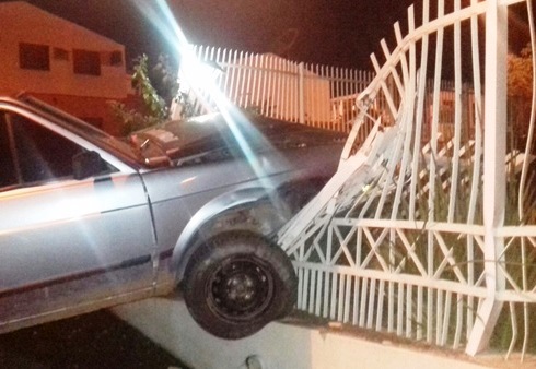 Motorista perde controle de veículo e derruba grade de residência, em São Sepé