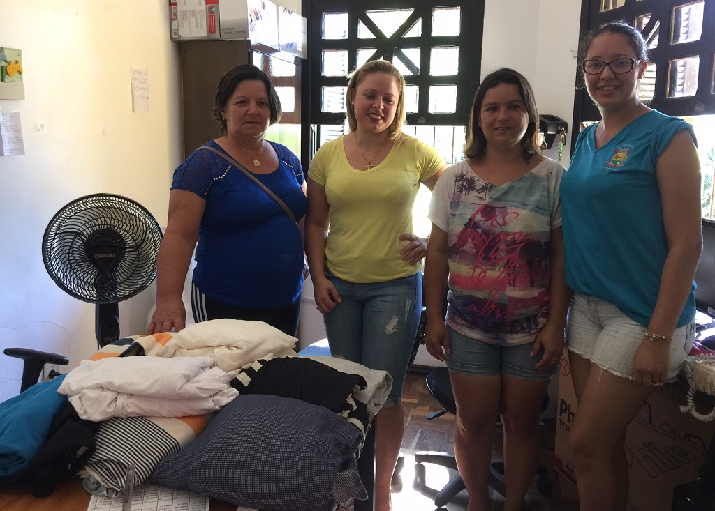Clube de Mães do bairro Pontes entrega lençóis para crianças da Casa de Passagem
