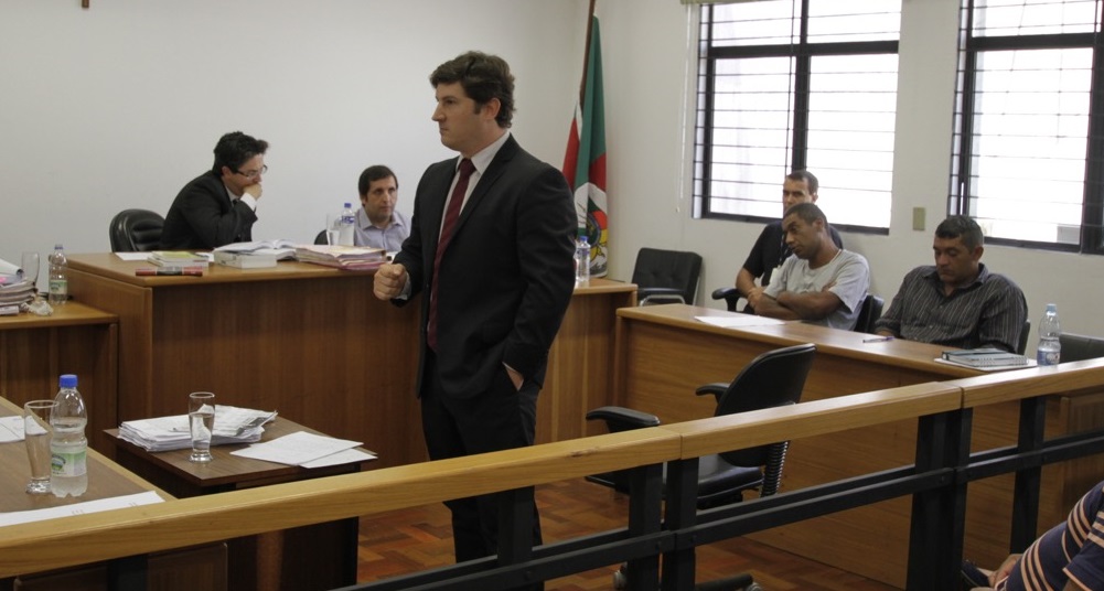 Elizandro Stromm (à direita da foto de camisa preta) foi absolvido pelo Tribunal do Júri em fevereiro de 2015.