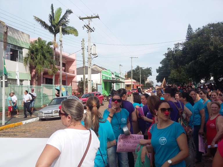 Grupo de funcionários municipais faz paralisação em São Sepé