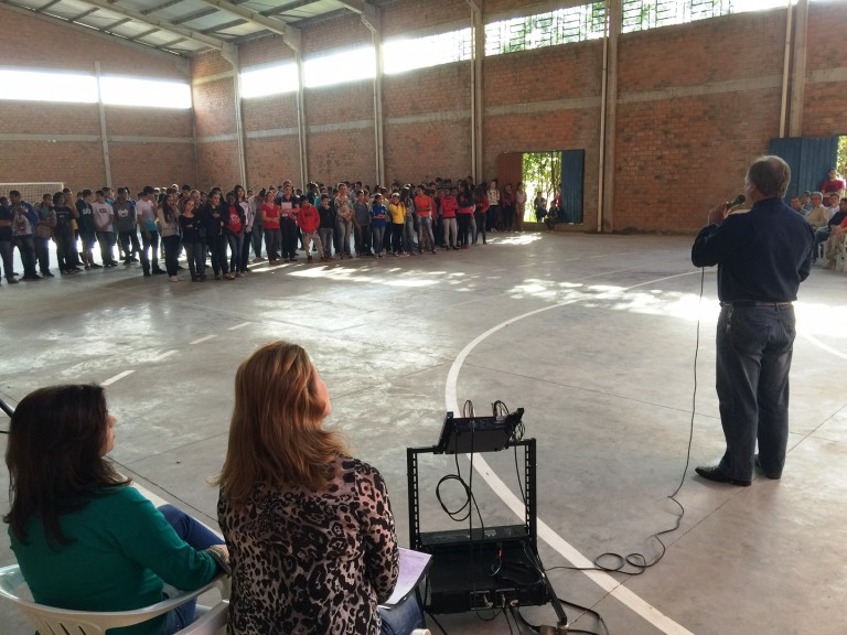 Após melhorias, quadra poliesportiva da escola Valmarath é oficialmente entregue