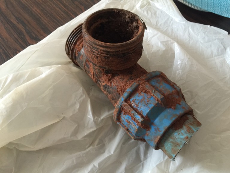 Antes de ser inaugurada, rede de água no interior é danificada em ato de vandalismo