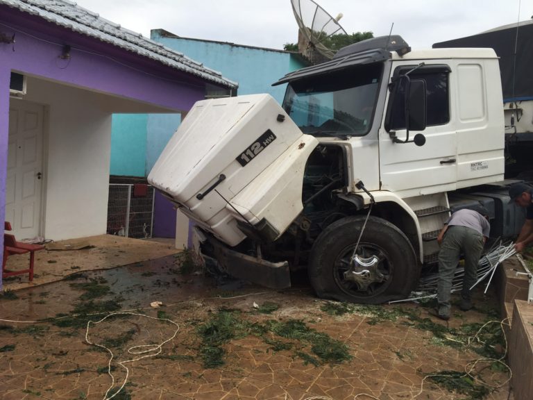 Caminhão sem motorista desce rua e invade residência, no Bairro Kurtz