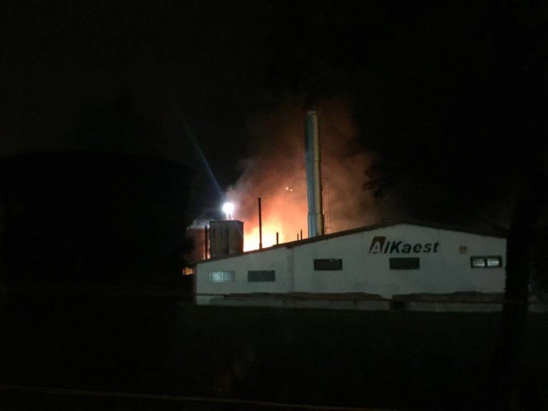 Bombeiros controlam incêndio na empresa Alkaest