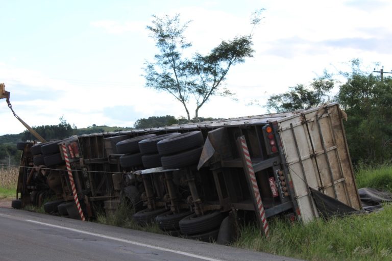 VÍDEO: carreta que tombou na BR-290, em São Sepé, é desvirada
