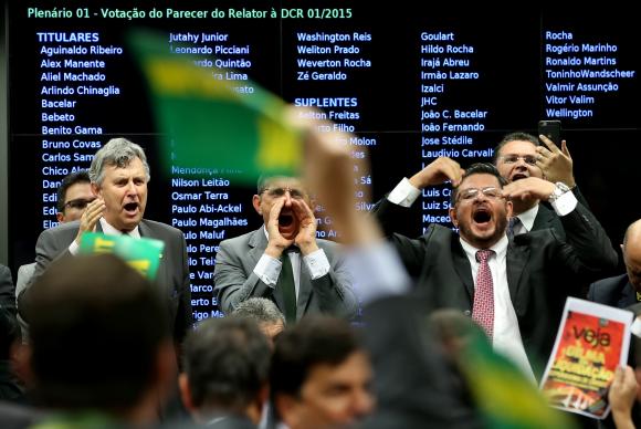 Por 38 a 27, comissão aprova parecer favorável ao impeachment de Dilma