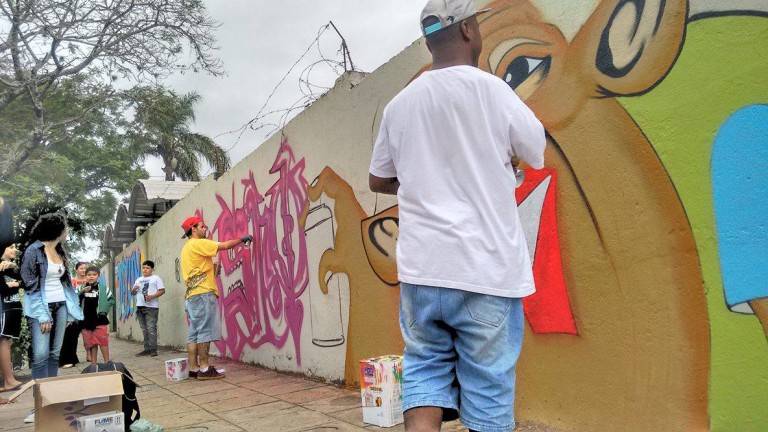 Alunos da escola Mário Deluy expressam a arte do grafite através do muro