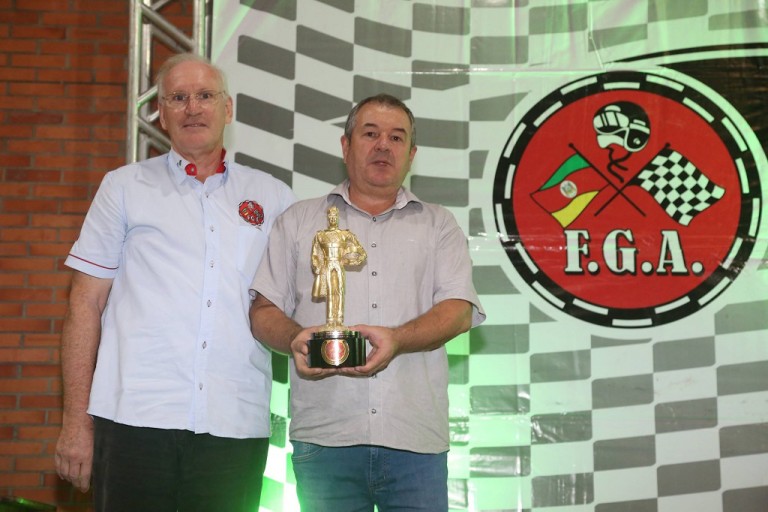 Piloto de São Sepé recebe prêmio da Federação Gaúcha de Automobilismo