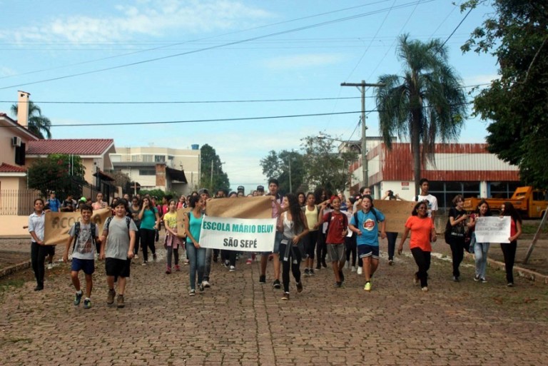 Em protesto pelas ruas de São Sepé, alunos e professores pediram melhorias na educação