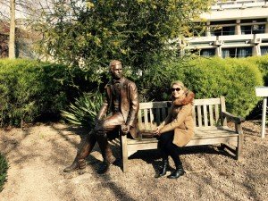 Em Cambridge/UK com a estátua do Charles Darwin