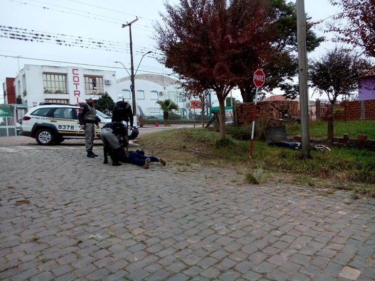 Motociclista foge de abordagem policial e sofre acidente