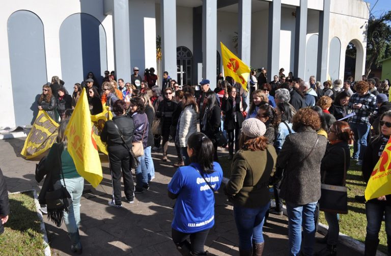 Professores da rede estadual protestam por dignidade em Santa Maria