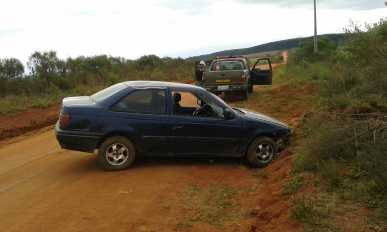 Motorista perde controle de veículo e choca-se em barranco no interior de São Sepé