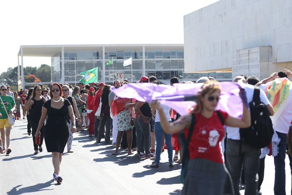 Parlamentares e populares chegam ao Planalto em ato de apoio a Dilma