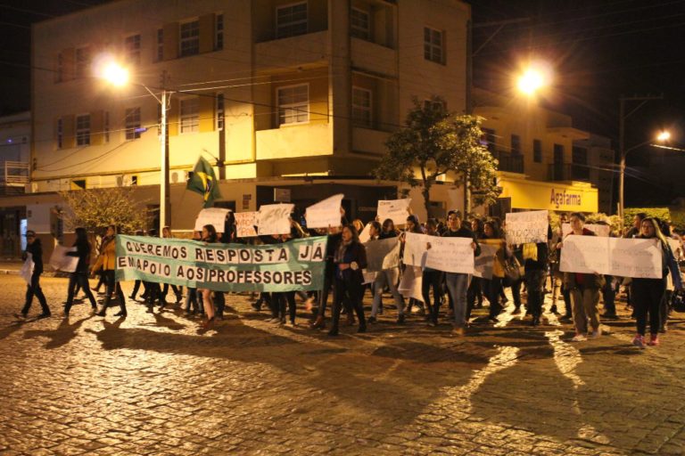 Alunos do Tiaraju fazem protesto pelas ruas de São Sepé em apoio aos professores