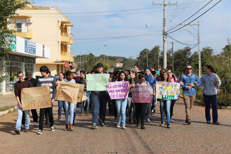 Escolas estaduais protestam em São Sepé por melhorias na educação