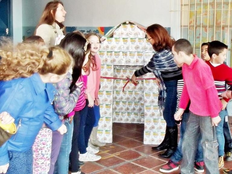 Alunos da Valmarath constroem casa de brinquedo com caixinhas de leite reaproveitadas