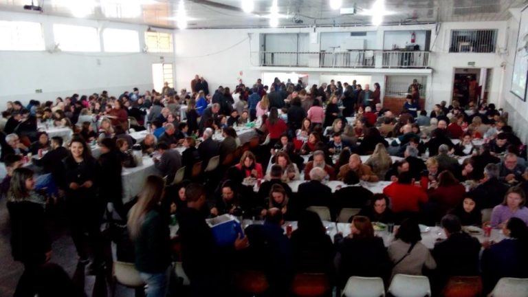 Aniversário de Padre de São Sepé reúne 350 pessoas e arrecada cobertores para instituições da cidade