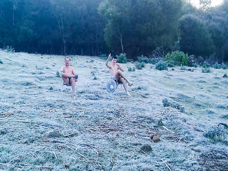 Que frio que nada! Dupla posa “só de cueca e chinelo” em meio a geada do RS