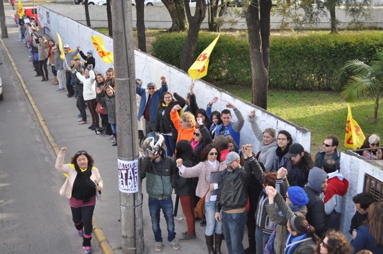 Professores desocupam 8ª CRE, mas greve continua
