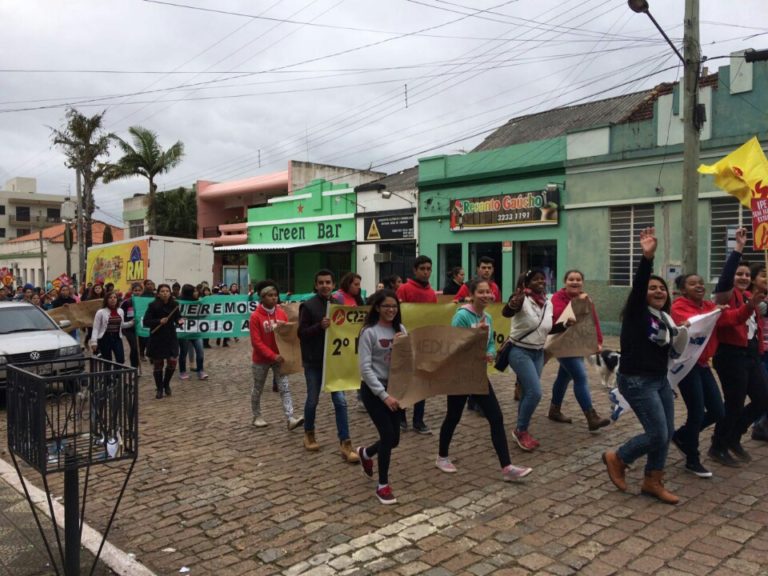 Estudantes saíram às ruas de São Sepé em protesto