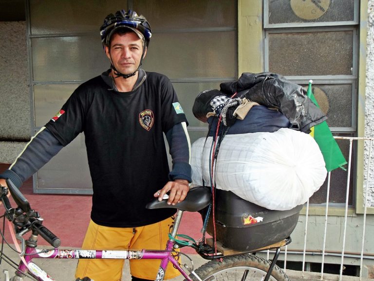 Aventureiro visita São Sepé de bicicleta após percorrer países da América Latina