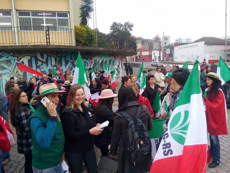 Trabalhadores rurais de São Sepé participam de protesto em Santa Maria
