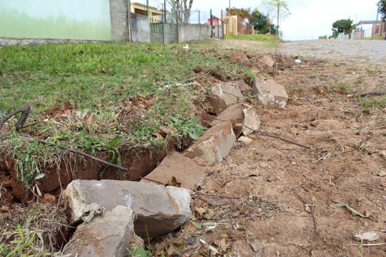 Moradores reclamam de transtorno causado pela prefeitura