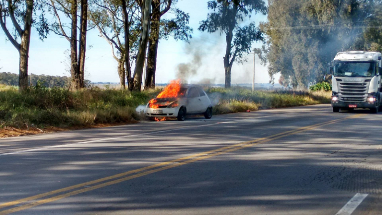 Veículo pega fogo na BR-392, em São Sepé