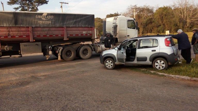 Caminhão e carro colidem próximo de acesso à posto de combustíveis em São Sepé