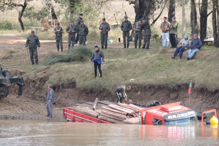 Operação militar retira caminhão que caiu no Rio Jacuí, em Cachoeira do Sul