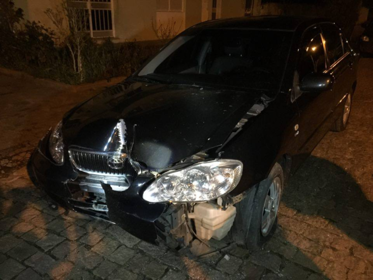 Condutor bate em poste, foge e deixa parte da cidade sem luz